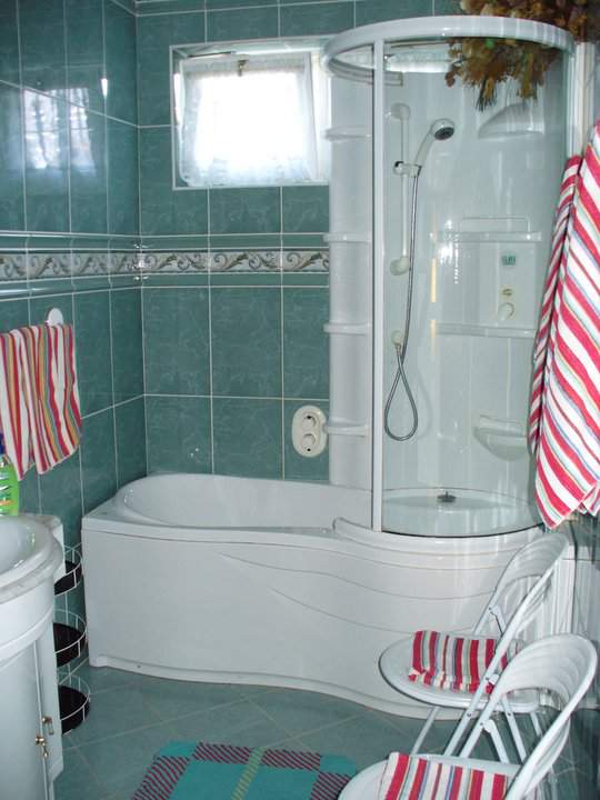 Háromszobás lakosztály (fürdoszobával, zuhanykabinos káddal a Németh vendégházban
